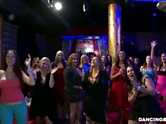 Pijpbeurt, Dansen, Groep, Hd, Moeder die ik wil neuken, Orgie, Openbaar, Strippen