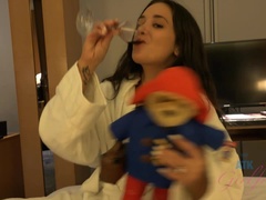 Arsch, Braunhaarige, Pov, Muschi, Rasiert, Entkleiden, Tätowierung, Titten