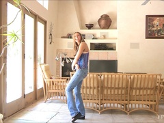 Bailar, Fetiche de pies, Tacones, Lencería, Masturbación, Orgasmo, Público, Medias largas