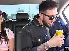 Gros seins, Sucer une bite, Voiture, En levrette, Petite femme, Chevaucher, Serré, Mouillée