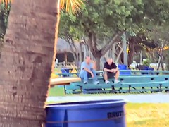 Одетые девушки голые парни