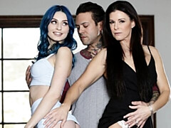 18 ans, Gros cul, Grosse bite, Sucer une bite, En levrette, 2 femmes 1 homme, Maigrichonne, Adolescente