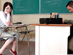 Sucer une bite, Brunette brune, En levrette, Branlette thaïlandaise, Élève, Rasée, Dénudage, Adolescente