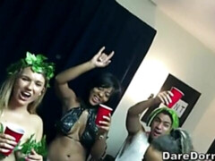 Большой член, Большие сиськи, Минет, Собачьи, Натуральные сиськи, Вечеринка, Молоденькие, Сиськи