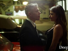 Brunette brune, En levrette, 2 femmes 1 homme, Interracial, Embrassement, Fête, Chatte, Chevaucher