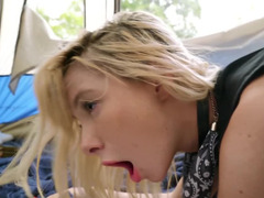 Amerikanisch, Blondine, Blasen, Hundestellung, Aufs gesicht abspritzen, Lecken, Natürlichen titten, Im freien