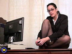 Sexy office mummy needs a superb nail