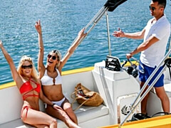 18 ans, Gros cul, Grosse bite, Sucer une bite, En levrette, Double pénétration, Seins naturels, Adolescente