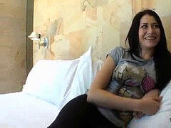 Leie, In den arsch, Blasen, Braunhaarige, Spermaladung, Aufs gesicht abspritzen, Handjob, Tätowierung