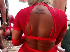 Gros seins, Double pénétration, Hd, Interracial, Latex, Fille latino, De plein air, Tatouage