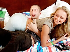 Slaapkamer, Grote kont, Grote lul, Blond, Pijpbeurt, Hondjeshouding, Natuurlijke tieten, Tiener