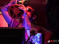 Verga grande, Mamada, Pareja, Garganta profunda, Estilo perrito, Tetas naturales, Afeitado, Tatuaje