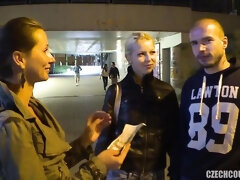 Arsch, Blondine, Blasen, Flotter vierer, Im freien, Öffentlich, Entkleiden, Tätowierung