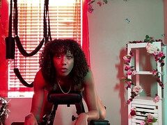 Sucer une bite, Brunette brune, Tir de sperme, Double pénétration, Noir ébène