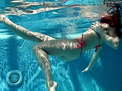 Tussi, Grosser arsch, Hd, Pool, Solo, Eng, Titten, Unter wasser