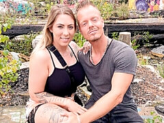 Bruinharig, Masturbatie, Moeder die ik wil neuken, Gezichtspunt, Mager, Strippen, Tatoeage, Tieten likken