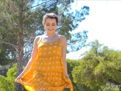 En gros plan de très près, Dansant, Double pénétration, Extrême, Orgasme, Public, Solo, Sous la jupe