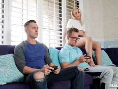 Tussi, Blondine, Betrug, Aufs gesicht abspritzen, Natürlichen titten, Piercing, Nass, Hure