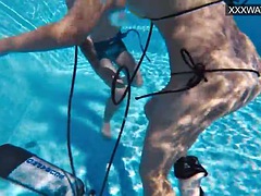 Chica, Mamada, Europeo, Pajear, Sexo duro, Público, Tetas, Bajo el agua