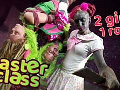 Achter de coulissen, Emo jongen, 1 man 2 vrouwen, Hardcore, Hd, Realiteit, Tatoeage, Tieten likken