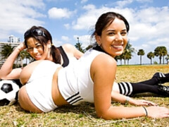 Grosser arsch, Grosser schwanz, Braunhaarige, Frau frau mann, Flotter vierer, Latina, Im freien, Titten