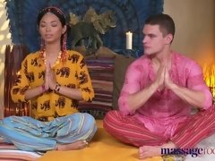 Aziatisch, Voeten, Voetbeurt, Hardcore, Hd, Natuurlijke tieten, Kut duiken, Geschoren