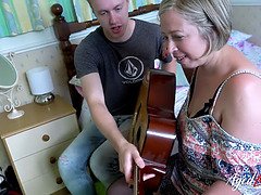 Sucer une bite, Mamie, Embrassement, Mature, Maman, Criant