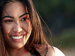 Sucer une bite, En levrette, Branlette thaïlandaise, Embrassement, Mère que j'aimerais baiser, De plein air, Tatouage, Nénés