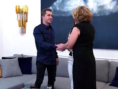 Grote mammen, Dichtbij, Hardcore, Hd, Rijpe lesbienne, Moeder, Tiener, Trio