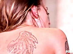 In den arsch, Grosser schwanz, Braunhaarige, Doppelpenetration, Aufs gesicht abspritzen, Hd, Interrassisch, Tätowierung
