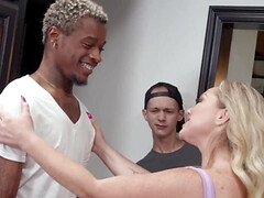 Grote lul, Grote mammen, Blond, Pijpbeurt, Handbeurt, Moeder die ik wil neuken, Spuiten, Trio