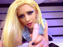 Hot babe with big ass solo