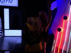 Leie, Bad, Blondine, Freundin, Orgasmus, Im freien, Öffentlich, Abendanzug