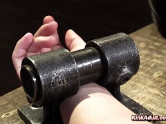 Bondage, Brunette brune, En levrette, Pieds, Bâillonner, Lesbienne, Rugueux, Esclave