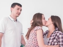 Grote mammen, Blond, Pijpbeurt, Hondjeshouding, Handbeurt, Natuurlijke tieten, Tiener, Trio