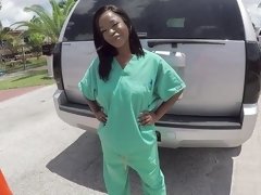 Pijpbeurt, Bruinharig, Auto, Hondjeshouding, Interraciaal, Tatoeage, Tiener, Tieten likken