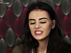 Britannique, Homme nu et filles habillées, Femme dominatrice, Groupe, Masturbation, Mère que j'aimerais baiser, Piercing, Tatouage