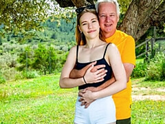 18 ans, Grosse bite, Sucer une bite, En levrette, Seins naturels, De plein air, Maigrichonne, Nénés