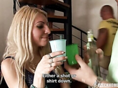 Gros cul, Sucer une bite, En levrette, Groupe, Branlette thaïlandaise, Cheveux courts, Tatouage, Adolescente