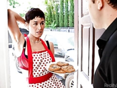 Grosse bite, Gros seins, Sucer une bite, Brunette brune, En levrette, Cheveux courts, Maigrichonne, Adolescente