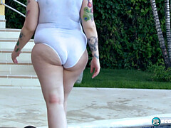 Culo grande, Bikini, Morena, Tacones, Masturbación, Al aire libre, Piscina, Paja con tetas
