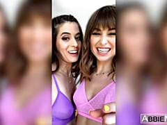 Slaapkamer, Vingeren, Zoenen, Ondergoed, Masturbatie, Natuurlijke tieten, Geschoren, Strippen