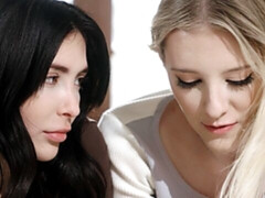 Doigter, Lesbienne, Léchez, Lingerie, Masturbation, Rasée, Adolescente, Plan cul à trois