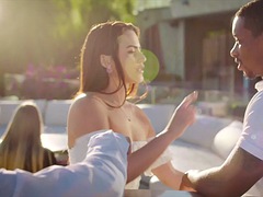 Cunnilingus, Corridas faciales, Interracial, Besar, Lamidas, Al aire libre, Afeitado, Tetas