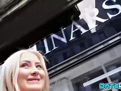 Anaal, Grote mammen, Pijpbeurt, Bruinharig, Handbeurt, Rijpe lesbienne, Verleid, Tieten likken