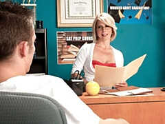 Grosser arsch, Grosser schwanz, Grosse titten, Blasen, Hundestellung, Milf, Büro, Kurzes haar