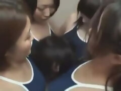 Asiatique, Gros seins, Homme nu et filles habillées, Femme dominatrice, Fétiche, Groupe, Branlette thaïlandaise, Japonaise