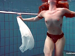 18 jahre, Grosse titten, Braunhaarige, Frau, Pool, Dusche, Schwestern, Unter wasser