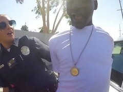 Sucer une bite, En levrette, Double pénétration, Interracial, Homme homme femme, Police, Rasée, Uniforme