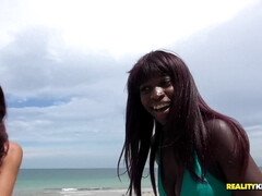 Cul, Plage, Sucer une bite, Brunette brune, Tir de sperme, Faciale, Argent, Chatte